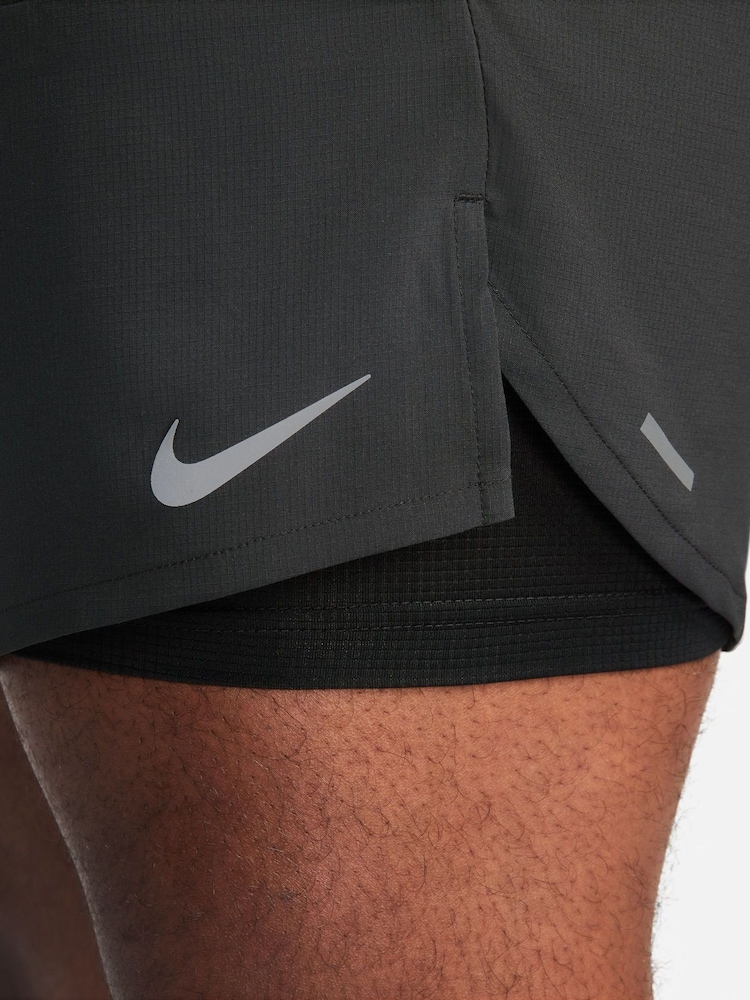 Czarny - Spodenki do biegania Nike Dri-FIT Stride 2 w 1 7 cali - Image 12 of 13