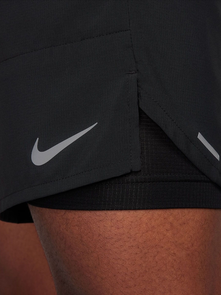 Czarny - Spodenki do biegania Nike Dri-FIT Stride 2 w 1 7 cali - Image 7 of 13