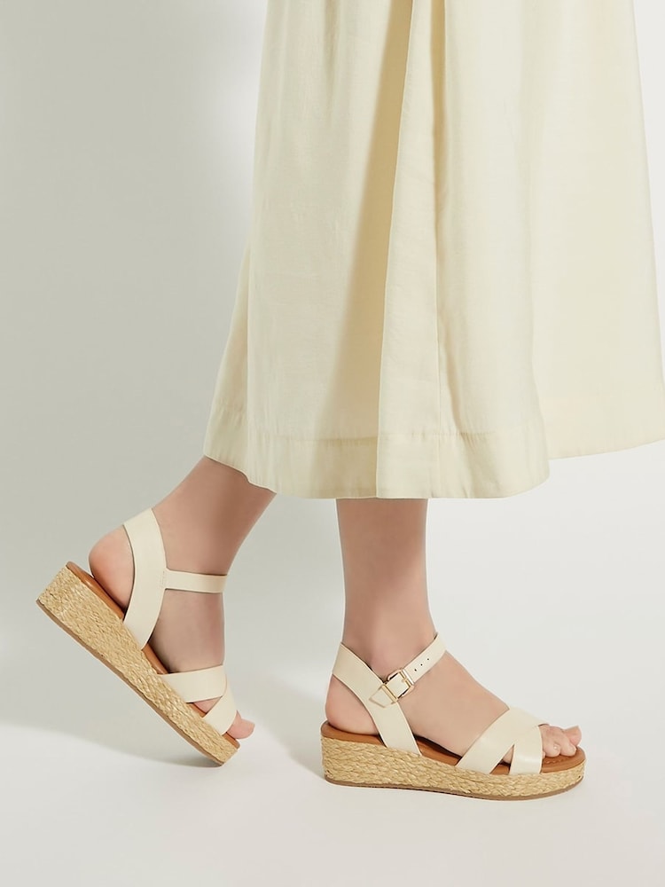 Weiß - Dune London Linnie Sandalen mit dicker Sohle und überkreuzten Riemen - Bild 1 von 6 Weiß - Dune London Linnie Sandalen mit dicker Sohle und überkreuzten Riemen - Bild 1 von 6