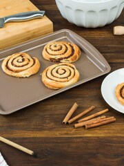 Salter Set of 2 Pink Metallic Non-Stick Baking Trays - Image 2 of 3