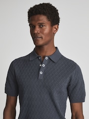 Azul acero - Polo camiseta con textura y pespuntes de rombos Dollar de Reiss - Imagen 4 de 7