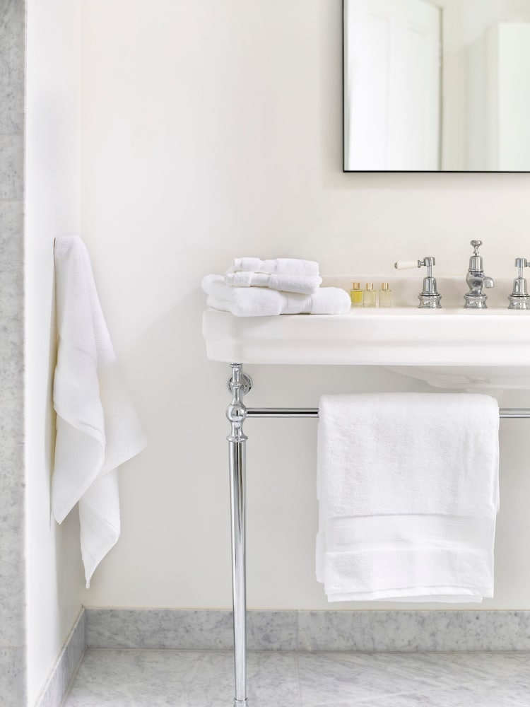 Jasper Conran London White Zero Twist Lightweight Soft Fast Drying 100% Cotton Towel - Image 1 of 5