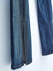Authentic Blue - Own. Tiefe Stretch-Jans mit ausgestelltem Bein und Saumschlitzen hintern - Bild 8 von 9