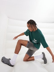 رمادي - خف بنعل سميك كلاسيكي للكبار من Crocs - صورة 11 من 11