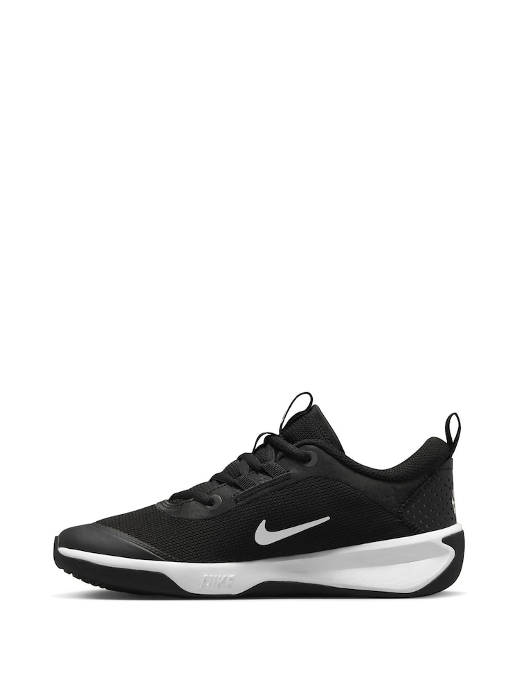 Nike Black/White Youth Omni Multi-Court Trainers - Image 4 of 9