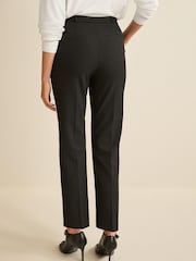 Schwarz - Hose mit schmal zulaufendem Bein und Gürtel - Bild 4 von 7