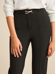 Schwarz - Hose mit schmal zulaufendem Bein und Gürtel - Bild 5 von 7