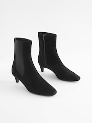 Schwarzes Wildleder - Forever Comfort® Chelsea-Stiefeletten mit schmal zulaufender, abgeflachter Spitze - Bild 4 von 7