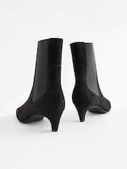 Schwarzes Wildleder - Forever Comfort® Chelsea-Stiefeletten mit schmal zulaufender, abgeflachter Spitze - Bild 5 von 7