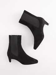 Schwarzes Wildleder - Forever Comfort® Chelsea-Stiefeletten mit schmal zulaufender, abgeflachter Spitze - Bild 6 von 7