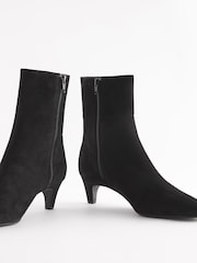 Schwarzes Wildleder - Forever Comfort® Chelsea-Stiefeletten mit schmal zulaufender, abgeflachter Spitze - Bild 7 von 7