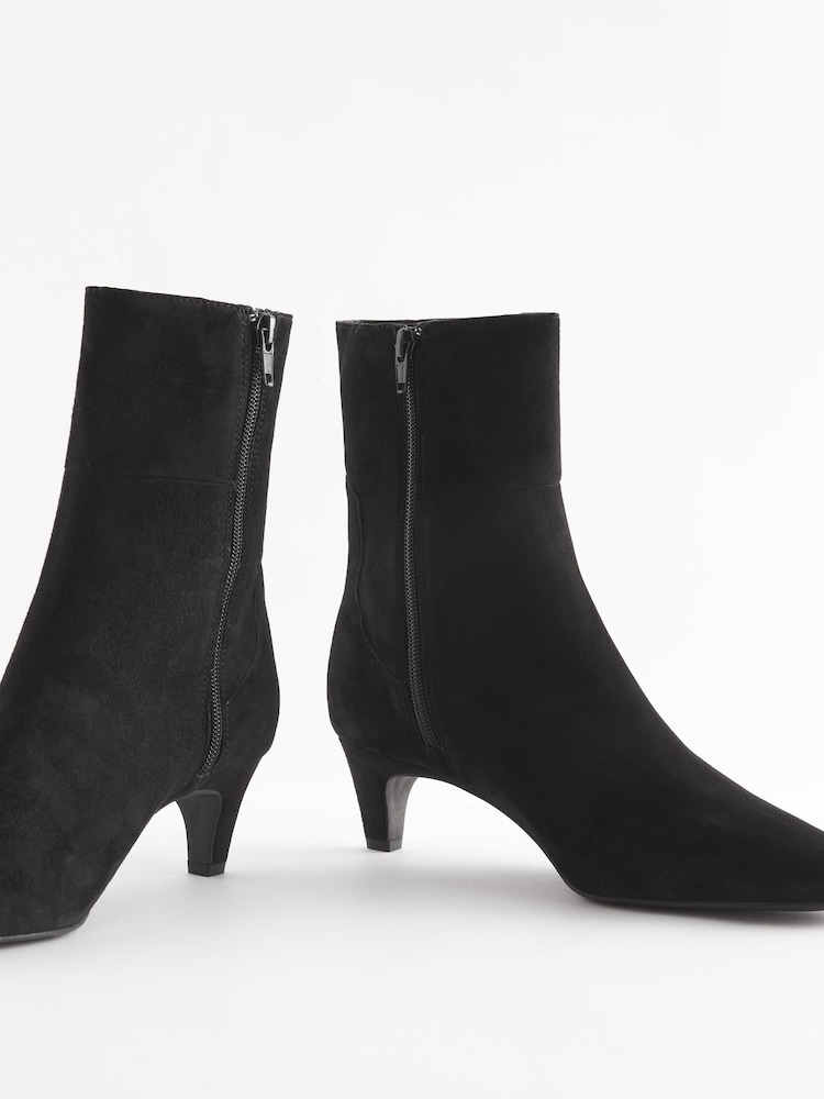 Schwarzes Wildleder - Forever Comfort® Chelsea-Stiefeletten mit schmal zulaufender, abgeflachter Spitze - Bild 7 von 7