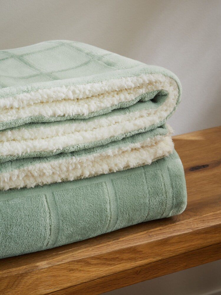 Kuschelige Decke aus Sherpa-Fleece mit Gittermuster - Bild 2 von 4 Kuschelige Decke aus Sherpa-Fleece mit Gittermuster - Bild 2 von 4