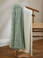 Green Cosy Sherpa Fleece Grid Throw - Image 3 of 4