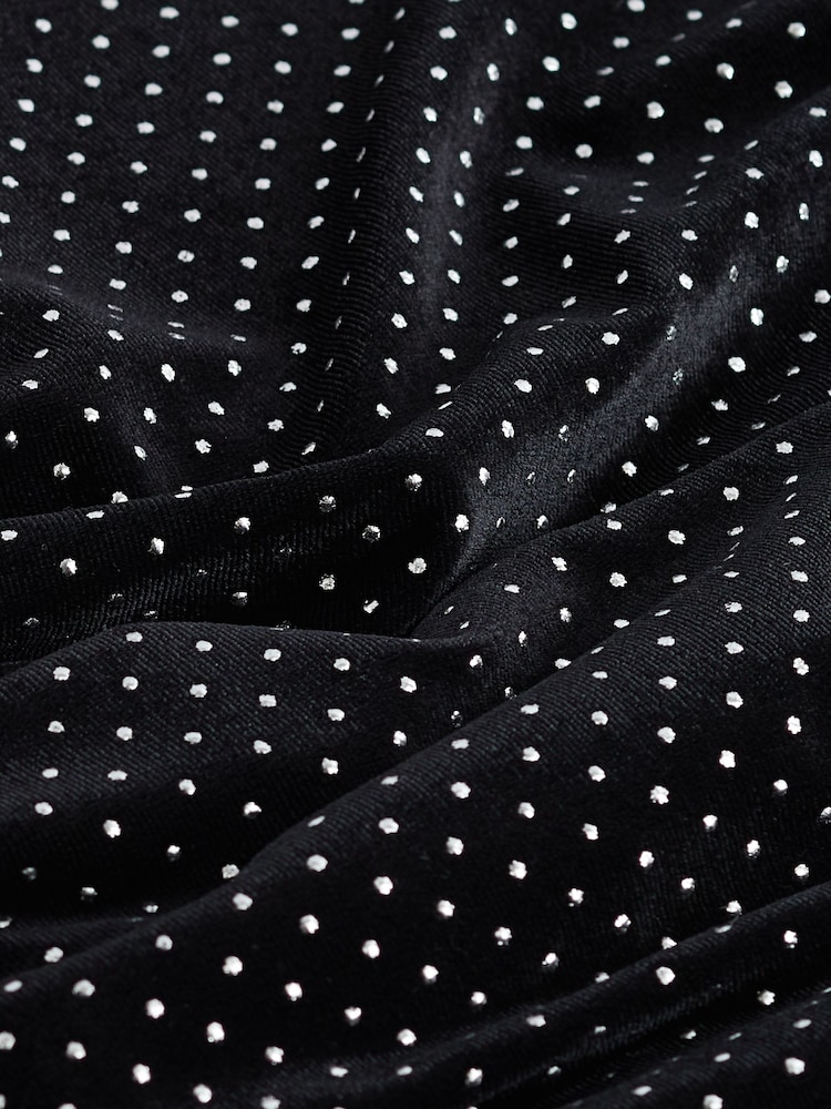 Schwarz - Figurbetonte, verzierte Samthose mit weitem Bein - Bild 7 von 7 Schwarz - Figurbetonte, verzierte Samthose mit weitem Bein - Bild 7 von 7