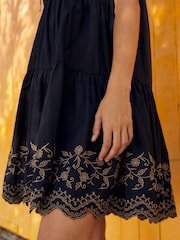 Schwarz/Braun - Gestuftes Minikleid mit besticktem Saum - Bild 5 von 7