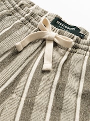 Rodd & Gunn Green The Laurels Resort 7" Shorts - Image 5 of 5