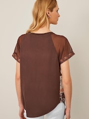 Braun/Creme - T-Shirt aus Mischgewebe mit Raglanärmeln - Bild 3 von 5