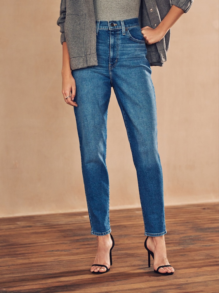 Mittel-Indigo mit Abnutzungseffekten - Levi's® Mom-Jeans mit hohem Bund - Bild 1 von 5 Mittel-Indigo mit Abnutzungseffekten - Levi's® Mom-Jeans mit hohem Bund - Bild 1 von 5