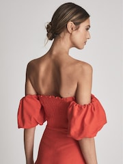 Vestido a media pierna con hombros al aire y mangas abullonadas Shona de Reiss - Imagen 6 de 7