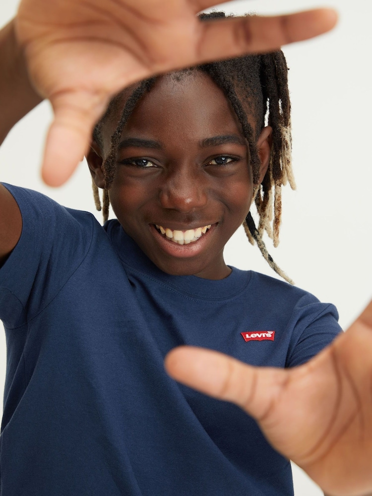כחול  - ®Levi's חולצת טי עם לוגו מגן קטן בתיבת כנף עטלף על גבי החזה, %100 כותנה - Image 4 of 6
