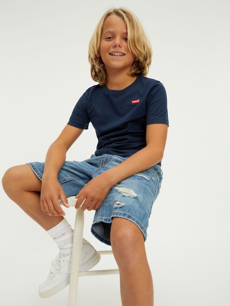 כחול  - ®Levi's חולצת טי עם לוגו מגן קטן בתיבת כנף עטלף על גבי החזה, %100 כותנה - Image 5 of 6