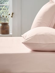 شرشف سرير بأستك قطن 100% بعدد خيط 250 في البوصة المربعة بصبغة سادة وملمس حريري من Ted Baker - صورة 1 من 3