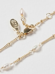 Oliver Bonas White Pearl Detail Mila Gold Plated Brass Chain Bracelet - Image 4 of 6
