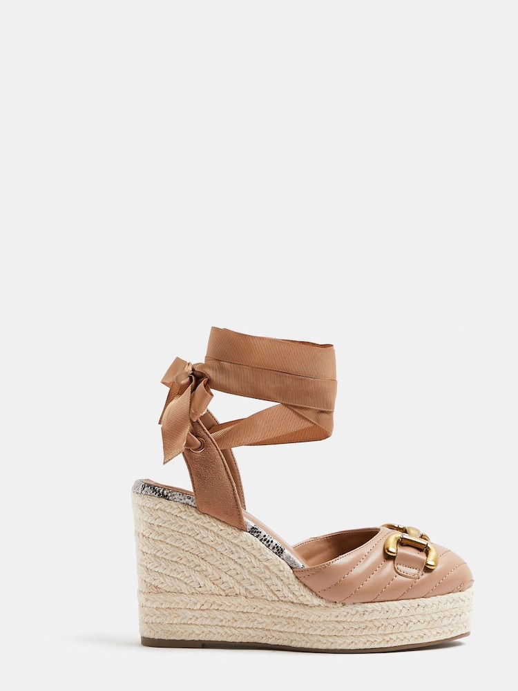 River Island Zweiteilige Schuhe mit Schnalle und Keilabsatz, Hellbeige - Bild 1 von 4