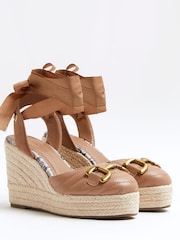 River Island Zweiteilige Schuhe mit Schnalle und Keilabsatz, Hellbeige - Bild 2 von 4