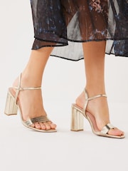zlata (barva); zlato - Sandali s kvadratno peto Forever Comfort® - Slika 1 iz 7