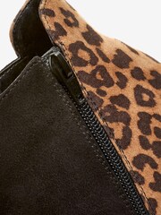 Schwarz/Animalprint - Forever Comfort® Peeptoe-Stiefeletten aus Materialmix - Bild 7 von 8