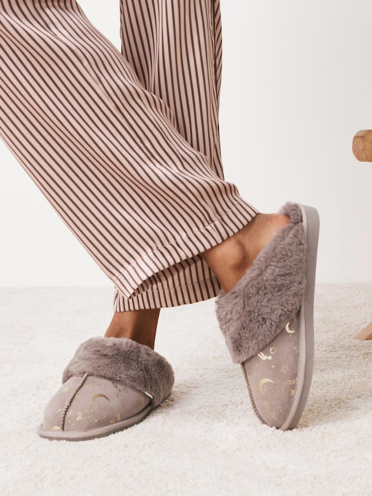 Nerzbraun/Pink, Glitzer, Mond und Sterne - Pantoffeln aus Veloursleder mit Futter aus Fellimitat - Bild 1 von 6 Nerzbraun/Pink, Glitzer, Mond und Sterne - Pantoffeln aus Veloursleder mit Futter aus Fellimitat - Bild 1 von 6