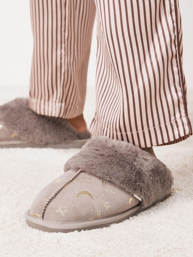 Nerzbraun/Pink, Glitzer, Mond und Sterne - Pantoffeln aus Veloursleder mit Futter aus Fellimitat - Bild 2 von 6 Nerzbraun/Pink, Glitzer, Mond und Sterne - Pantoffeln aus Veloursleder mit Futter aus Fellimitat - Bild 2 von 6