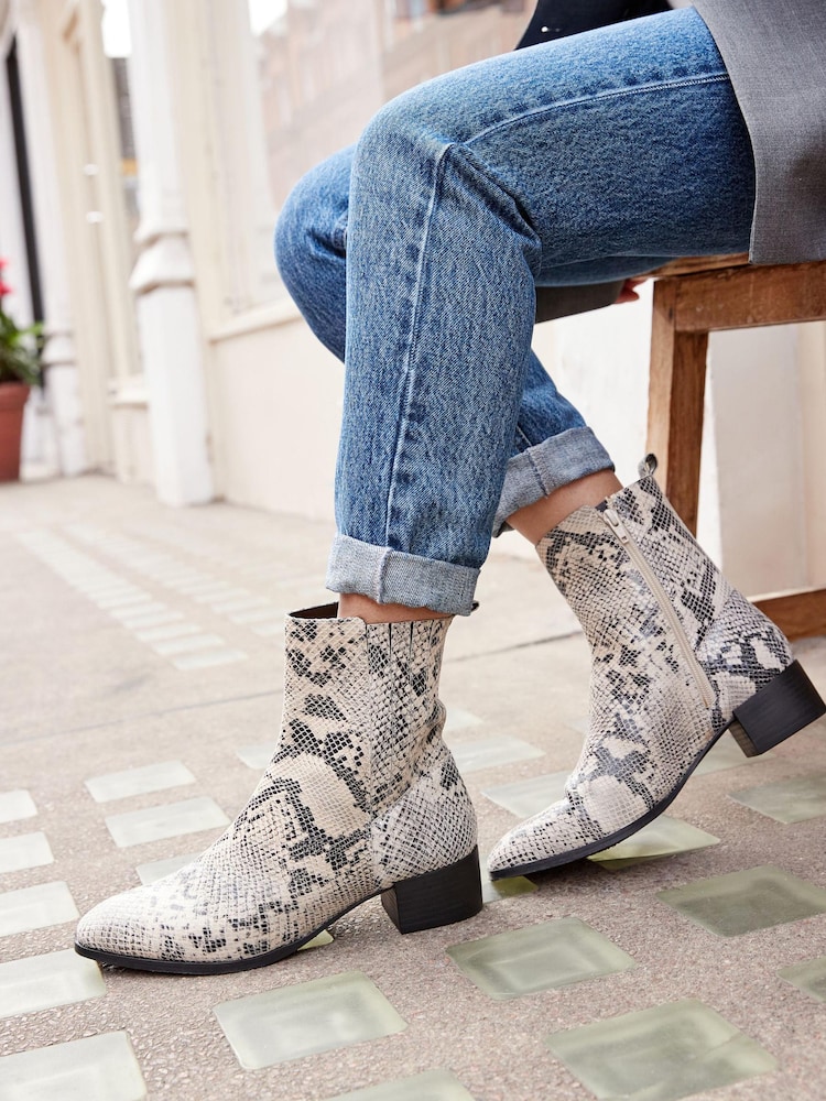 Schlangen-Print - Forever Comfort® Chelsea-Stiefel aus Leder - Bild 1 von 7 Schlangen-Print - Forever Comfort® Chelsea-Stiefel aus Leder - Bild 1 von 7
