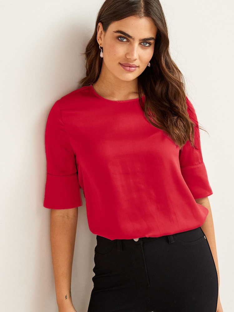 Rot - Formell T-Shirt-Top mit kurzen Ärmel aus Satin mit abgerundetem Saum - Bild 1 von 5 Rot - Formell T-Shirt-Top mit kurzen Ärmel aus Satin mit abgerundetem Saum - Bild 1 von 5