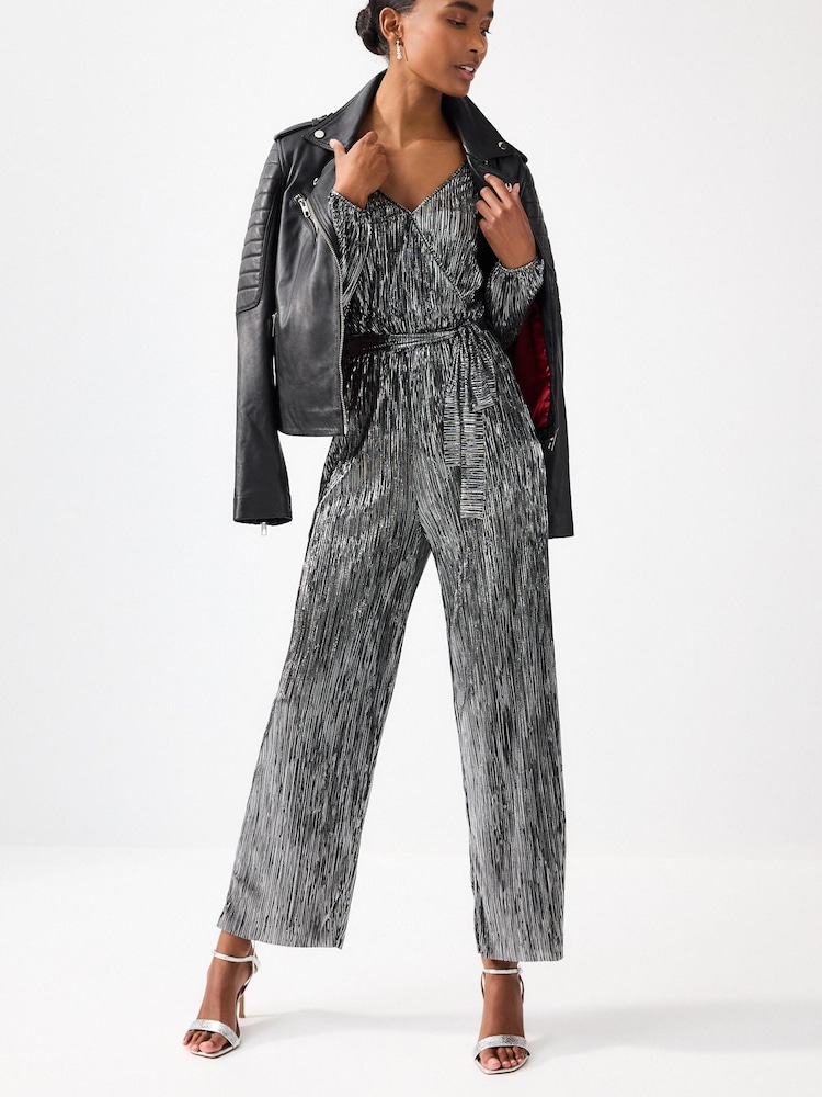 Metallic - Plissierter, langärmeliger Jumpsuit in Metallic - Bild 1 von 4