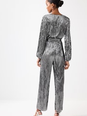 Metallic - Plissierter, langärmeliger Jumpsuit in Metallic - Bild 3 von 4