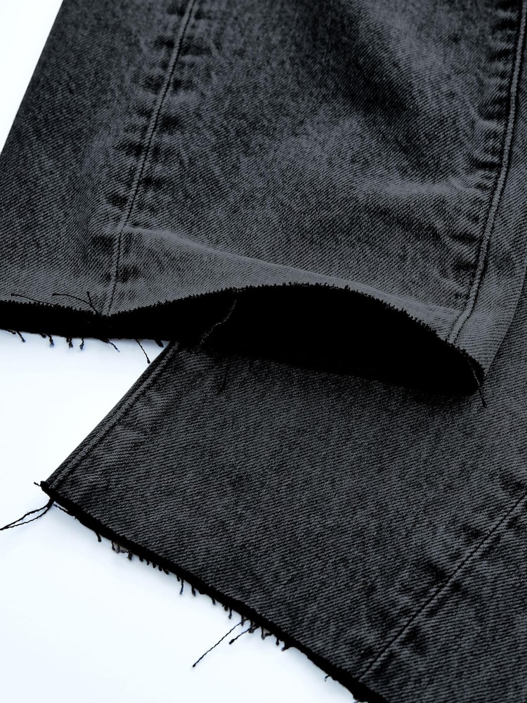 Verwaschenes Schwarz - Own. Mom-Jeans mit verdrehter Naht - Bild 13 von 13 Verwaschenes Schwarz - Own. Mom-Jeans mit verdrehter Naht - Bild 13 von 13