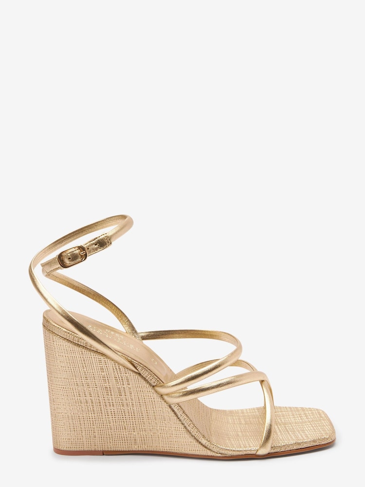 Gold - Signature Pumps mit eckiger Spitze und Keilabsatz - Bild 2 von 5 Gold - Signature Pumps mit eckiger Spitze und Keilabsatz - Bild 2 von 5
