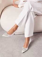 Bela slonokoščena - Poročni poročni čevlji z mačjo petko in obrobo iz satena Forever Comfort® - Slika 1 iz 9