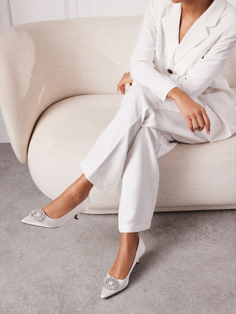 Bela slonokoščena - Poročni poročni čevlji z mačjo petko in obrobo iz satena Forever Comfort® - Slika 2 iz 9