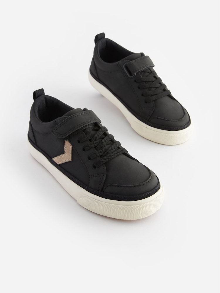 Schwarz - Turnschuhe mit Sparrendetail, Klettverschluss und elastischen Schnürsenkeln - Bild 1 von 1 Schwarz - Turnschuhe mit Sparrendetail, Klettverschluss und elastischen Schnürsenkeln - Bild 1 von 1