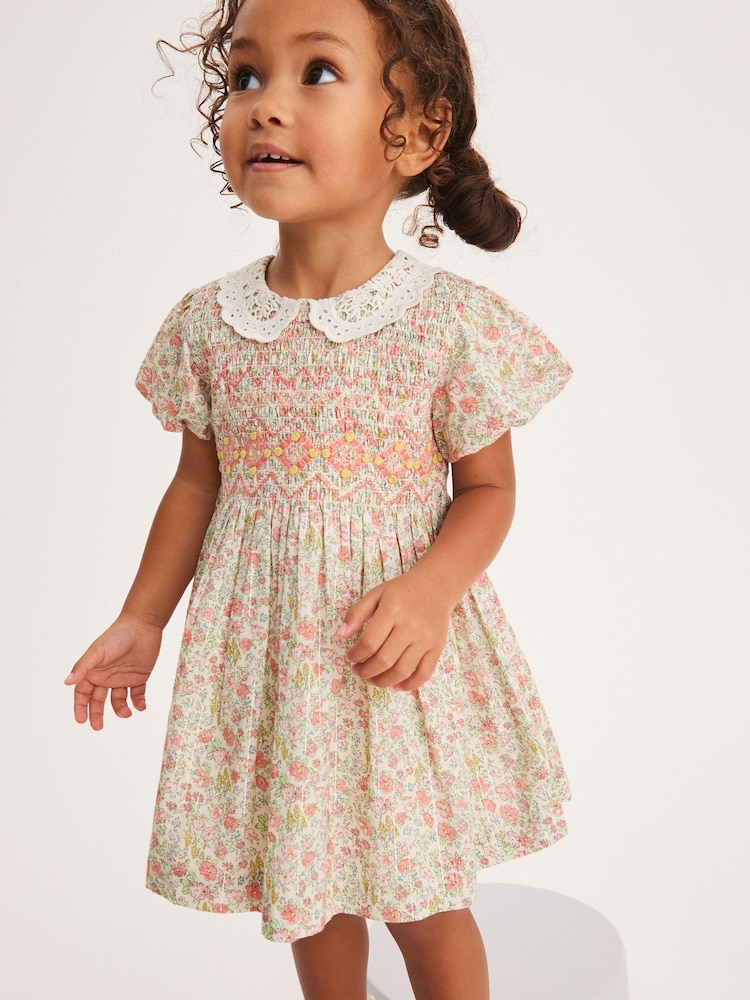 Roza drobni bleščicami - Printed Lace Collar Shirred Cotton Dress (3mths-7yrs) - Slika 1 iz 5 Roza drobni bleščicami - Printed Lace Collar Shirred Cotton Dress (3mths-7yrs) - Slika 1 iz 5