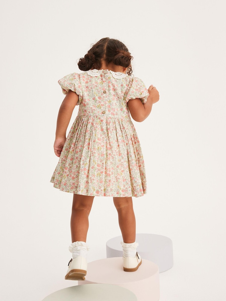 Roza drobni bleščicami - Printed Lace Collar Shirred Cotton Dress (3mths-7yrs) - Slika 2 iz 5 Roza drobni bleščicami - Printed Lace Collar Shirred Cotton Dress (3mths-7yrs) - Slika 2 iz 5