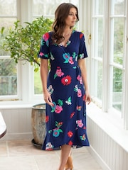 Marineblau/Mehrfarbig bedruckt - Pour Moi Megan Anschmiegsames Jersey-Midikleid für die größere Brust mit Wickeldesign und Rüschendetail - Bild 1 von 5