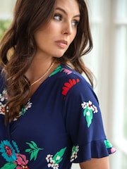 Marineblau/Mehrfarbig bedruckt - Pour Moi Megan Anschmiegsames Jersey-Midikleid für die größere Brust mit Wickeldesign und Rüschendetail - Bild 2 von 5