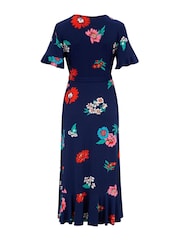Marineblau/Mehrfarbig bedruckt - Pour Moi Megan Anschmiegsames Jersey-Midikleid für die größere Brust mit Wickeldesign und Rüschendetail - Bild 5 von 5