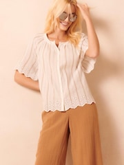 M&co Gestreifte Bluse mit Metallic-Fasern und Lochstickerei, Weiss - Bild 1 von 2