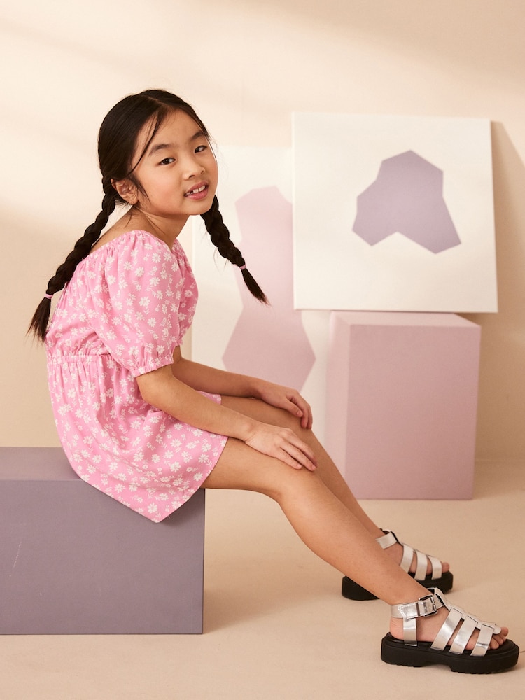 Rosa Blümchen - Overall mit Zierausschnitt (3–16 Jahre) - Bild 2 von 7 Rosa Blümchen - Overall mit Zierausschnitt (3–16 Jahre) - Bild 2 von 7
